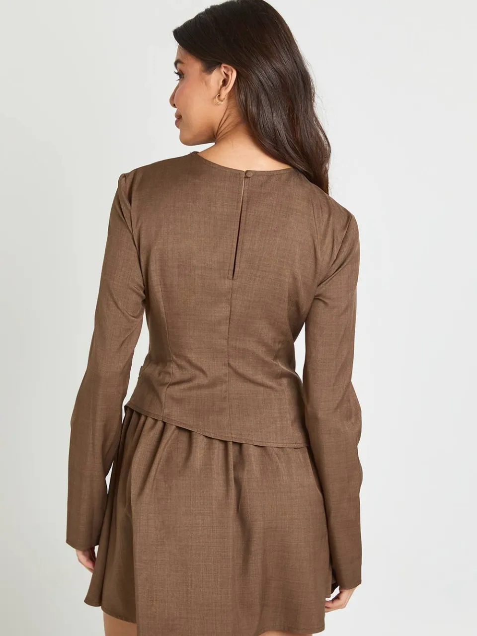 boohoo Dames Mini Jurk Met Slash Hals En Lange Mouwen chocoladebruin, foto 3