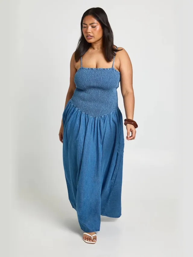 boohoo Dames Plus Chambray Gesmockte Midaxi Skater Jurk Medium Gebleekt
