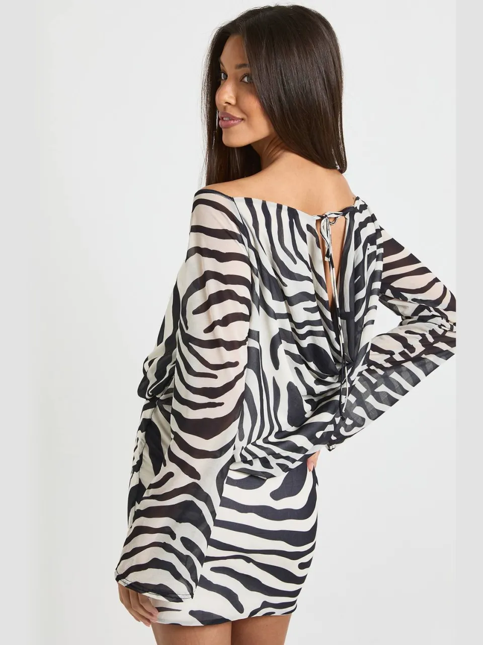 boohoo Dames Zebra-geprinte mini-jurk met lange mouwen en draperende rug zwart, foto 2