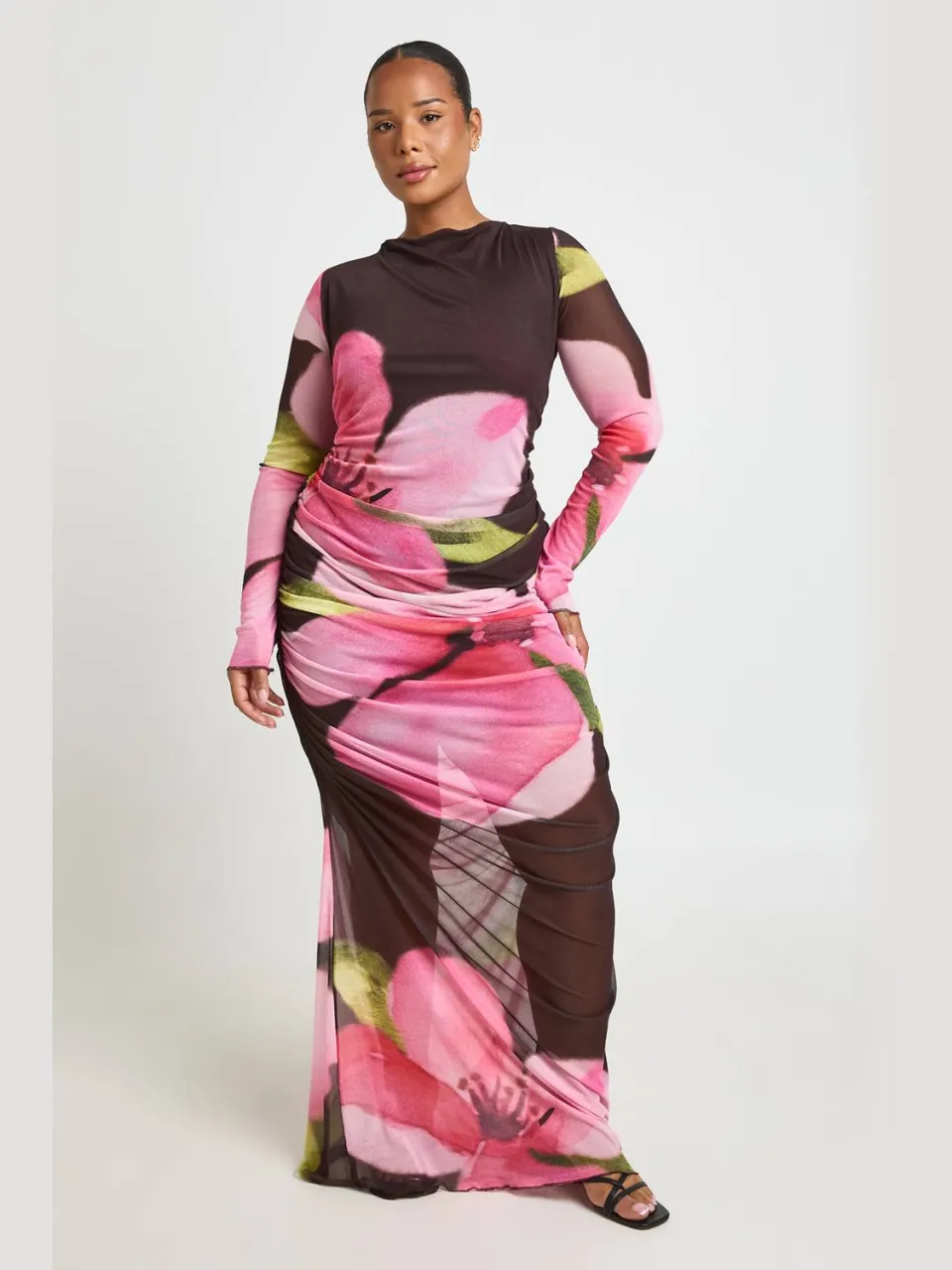 boohoo Dames Plus Gebloemde Maxi-jurk Met Mesh En Plooien chocoladebruin, foto 3