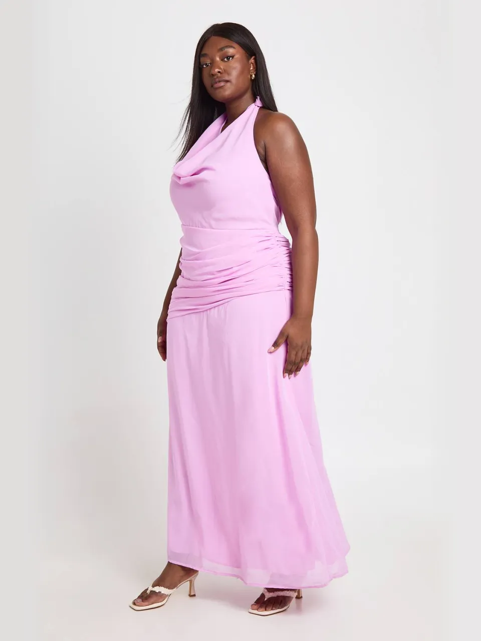 boohoo Dames Plus Maat Bloemen Chiffon Maxi Jurk Met Waterval Halslijn roze, foto 2