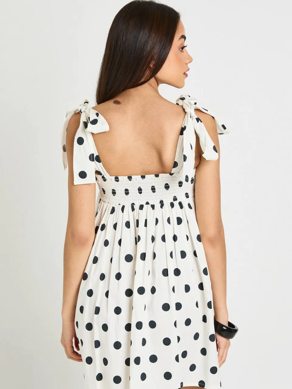 boohoo Dames Polkadot Mini Smock Jurk Met Strikbandjes Op De Schouders wit, foto 2