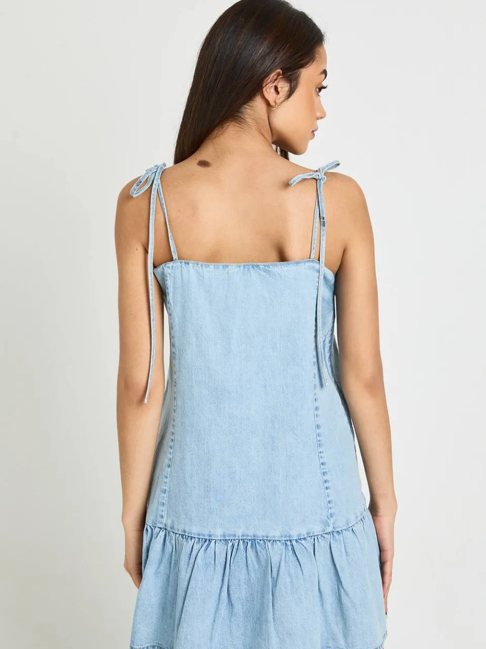 boohoo Dames Denim Mini-jurk Met Bandjes En Verlaagde Zoom, foto 2