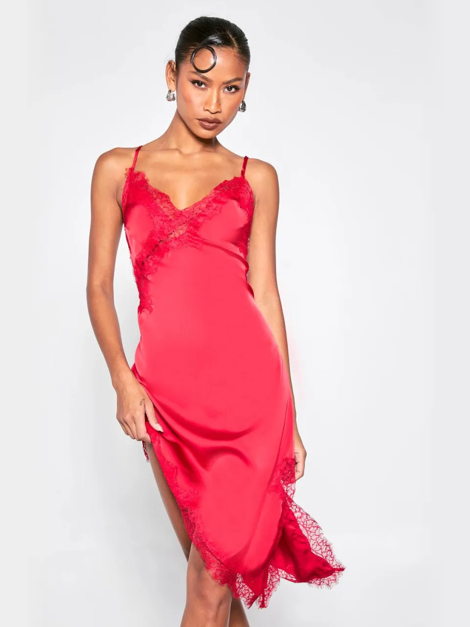 boohoo Dames Kant asymmetrische satijnen slipjurk Rood