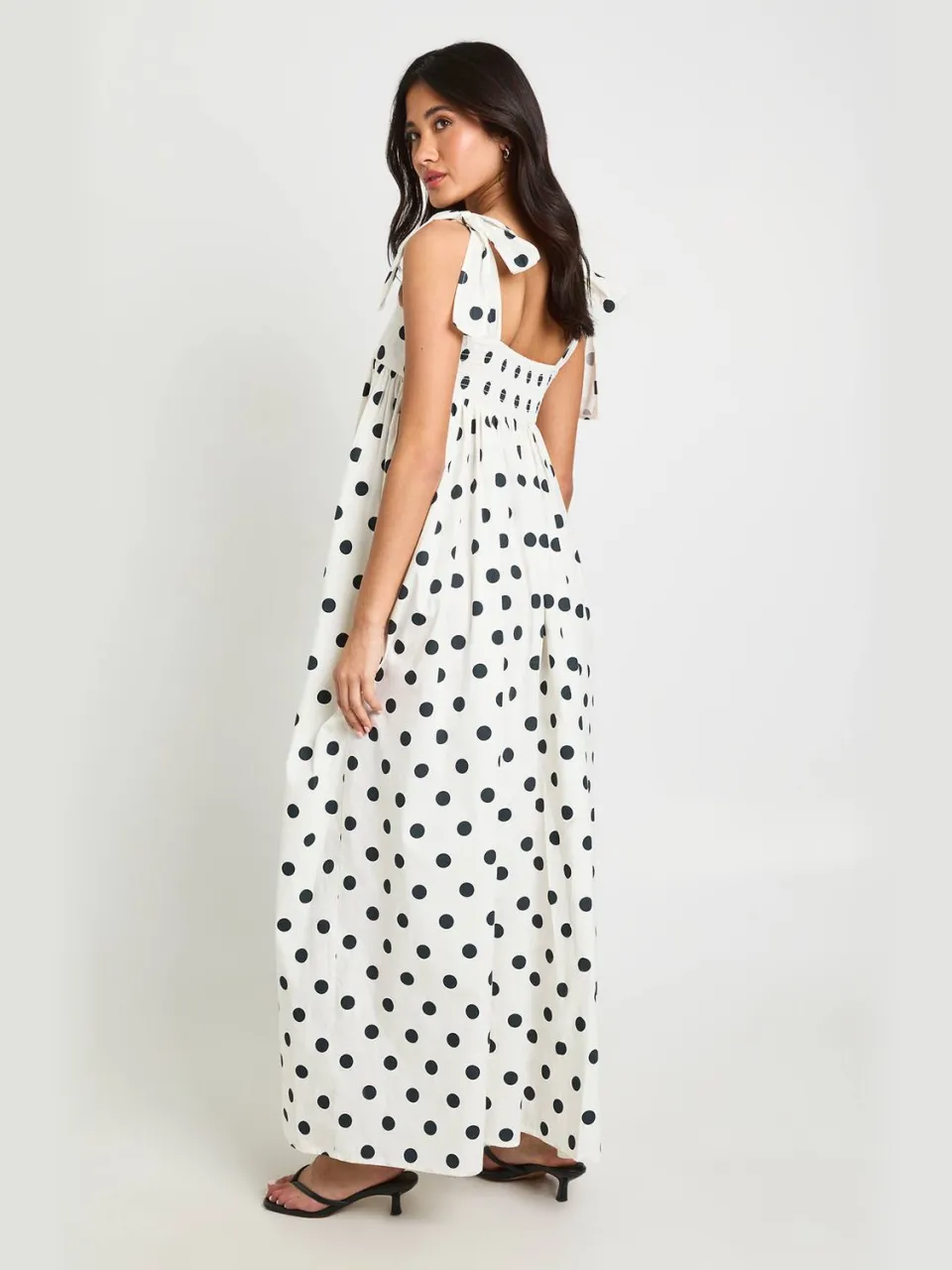 boohoo Dames Maxi Gesmokte Jurk Met Polkadots En Strikbandjes Op De Schouders wit, foto 2
