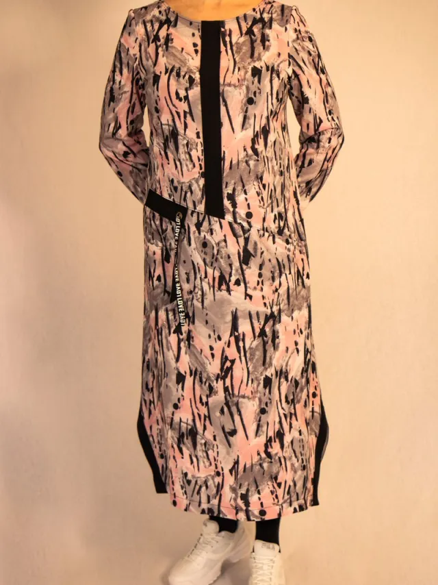 vetla Roze grijs jurk met motief geaccentueerd door zwarte decoratieve details