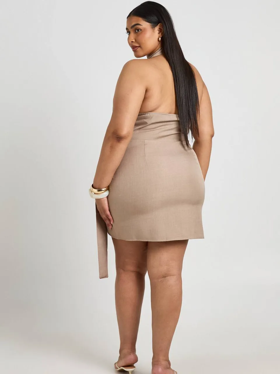 boohoo Dames Plus Geweven Halternek Wikkel Strikjurk taupe, foto 2
