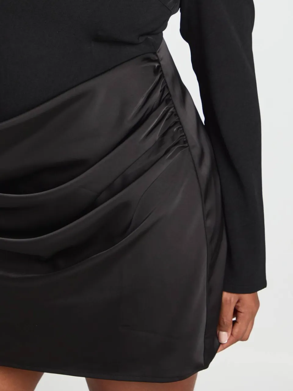 boohoo Dames Plus Satijn Drape Lange Mouwen Mini Jurk zwart, foto 4