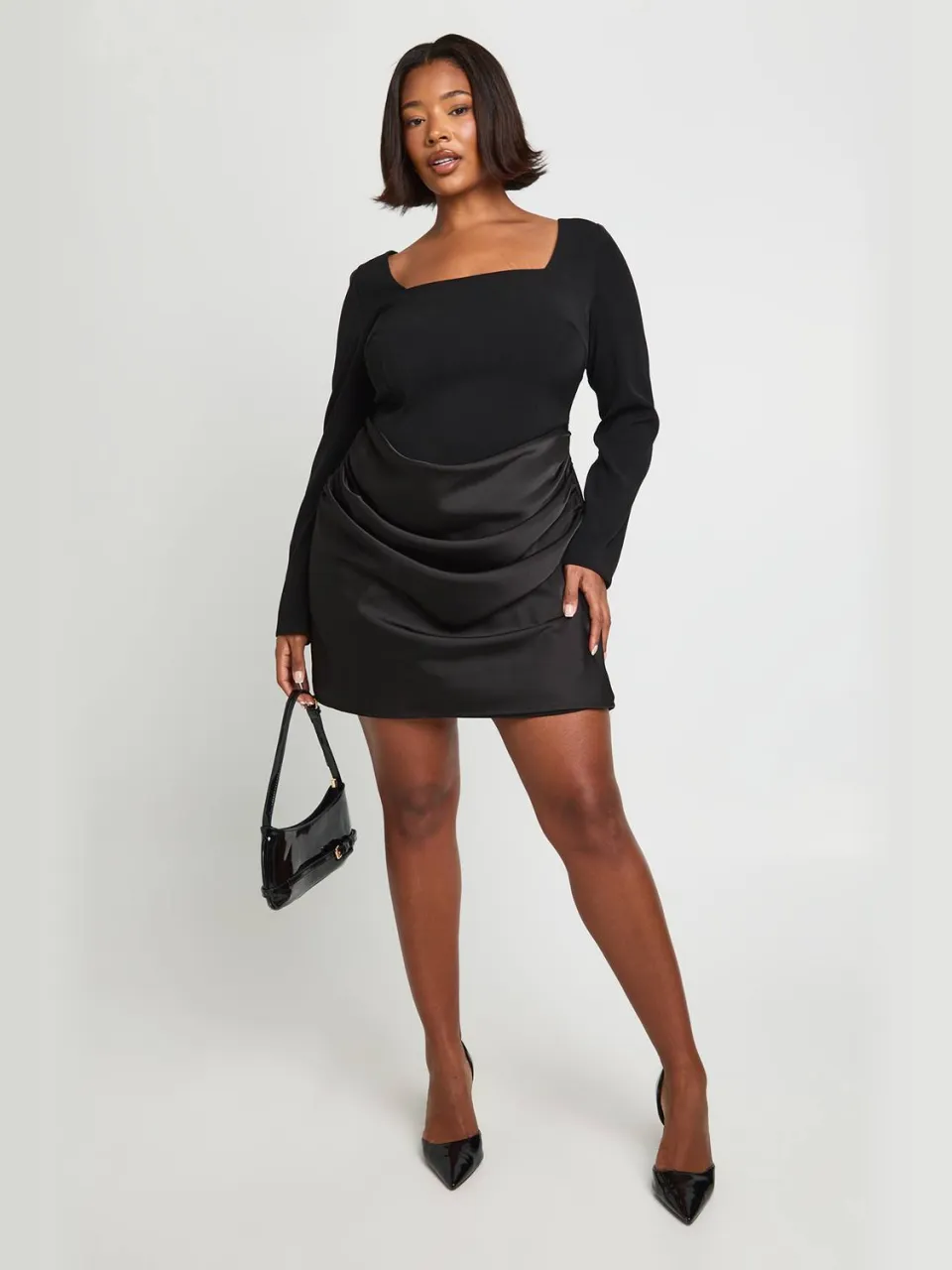 boohoo Dames Plus Satijn Drape Lange Mouwen Mini Jurk zwart, foto 3