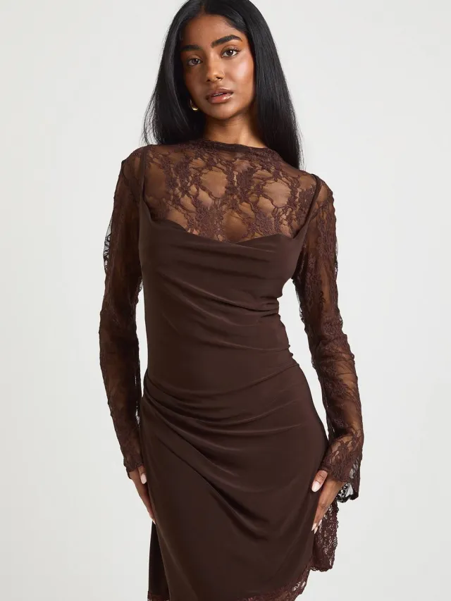 boohoo Dames Kanten Jurk met Hoge Hals en Wijd Uitlopende Mouwen Met Slanke Cowl Cami chocoladebruin, foto 2