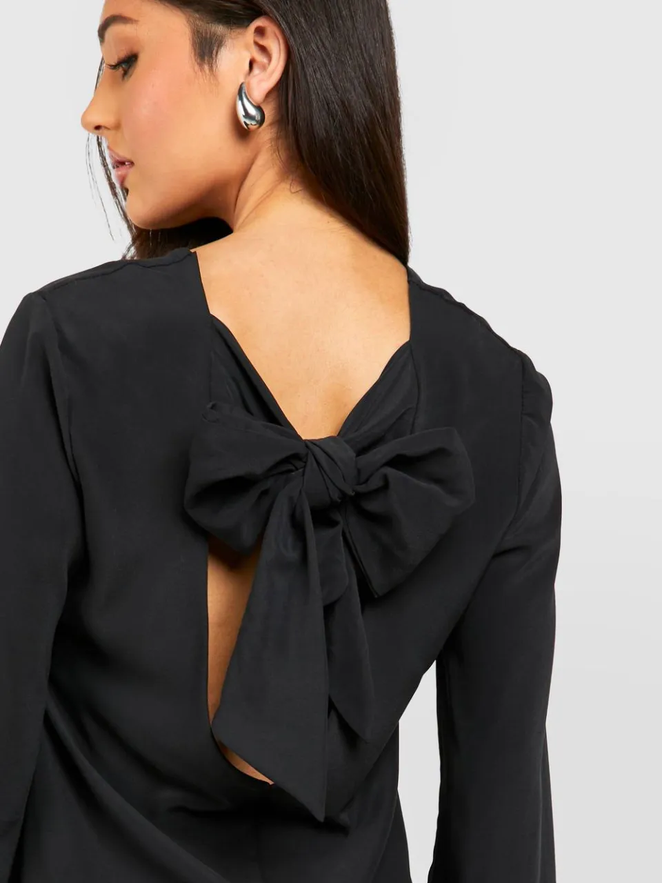 boohoo Dames Petite Jurk met Strikdetail en Open Rug Mini Jurk zwart, foto 3
