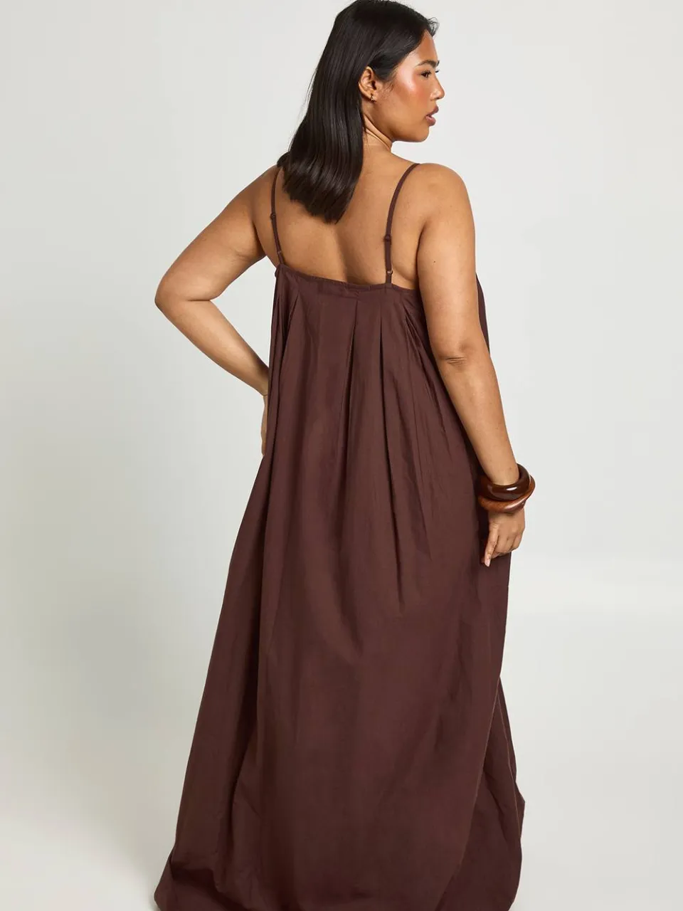 boohoo Dames Plus Katoenen Poplin Geplooide Volume Maxi Jurk chocoladebruin, foto 2