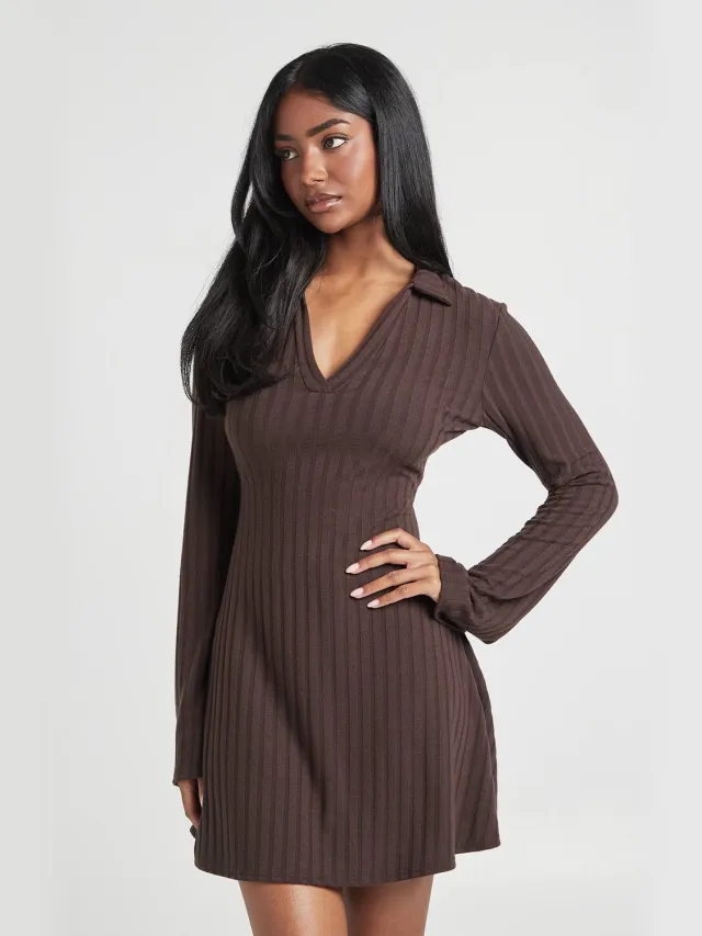 boohoo Dames Grofgebreide Jersey Geribbelde Jurk Met Kraag In Fit & Flare Mini-model Chocoladebruin