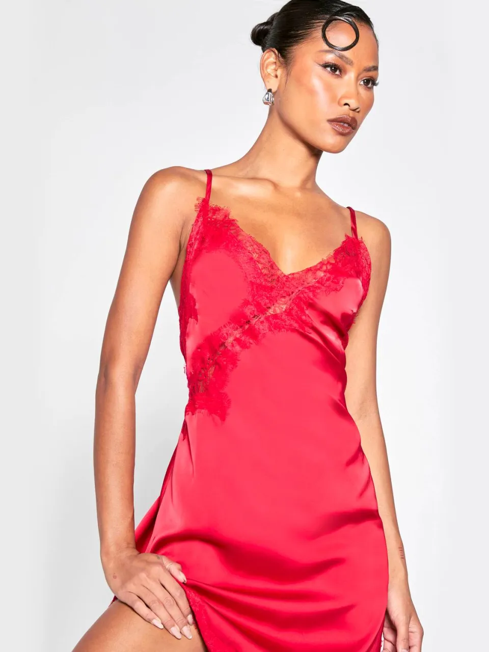 boohoo Dames Kant asymmetrische satijnen slipjurk rood, foto 4