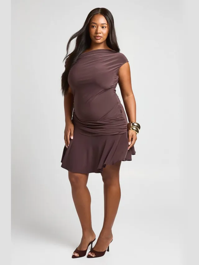 boohoo Dames Plus Asymmetrische Jurk Met Drapering En Mini-lengte Chocoladebruin