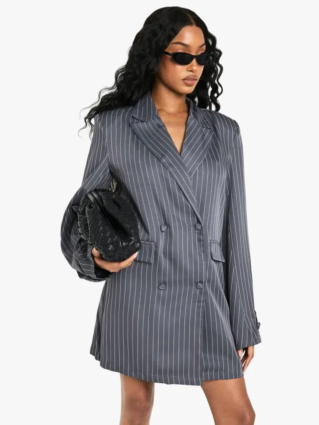 boohoo Dames Gestreepte Geweven Blazerjurk met Voorzakken in Oversized Model Houtskool