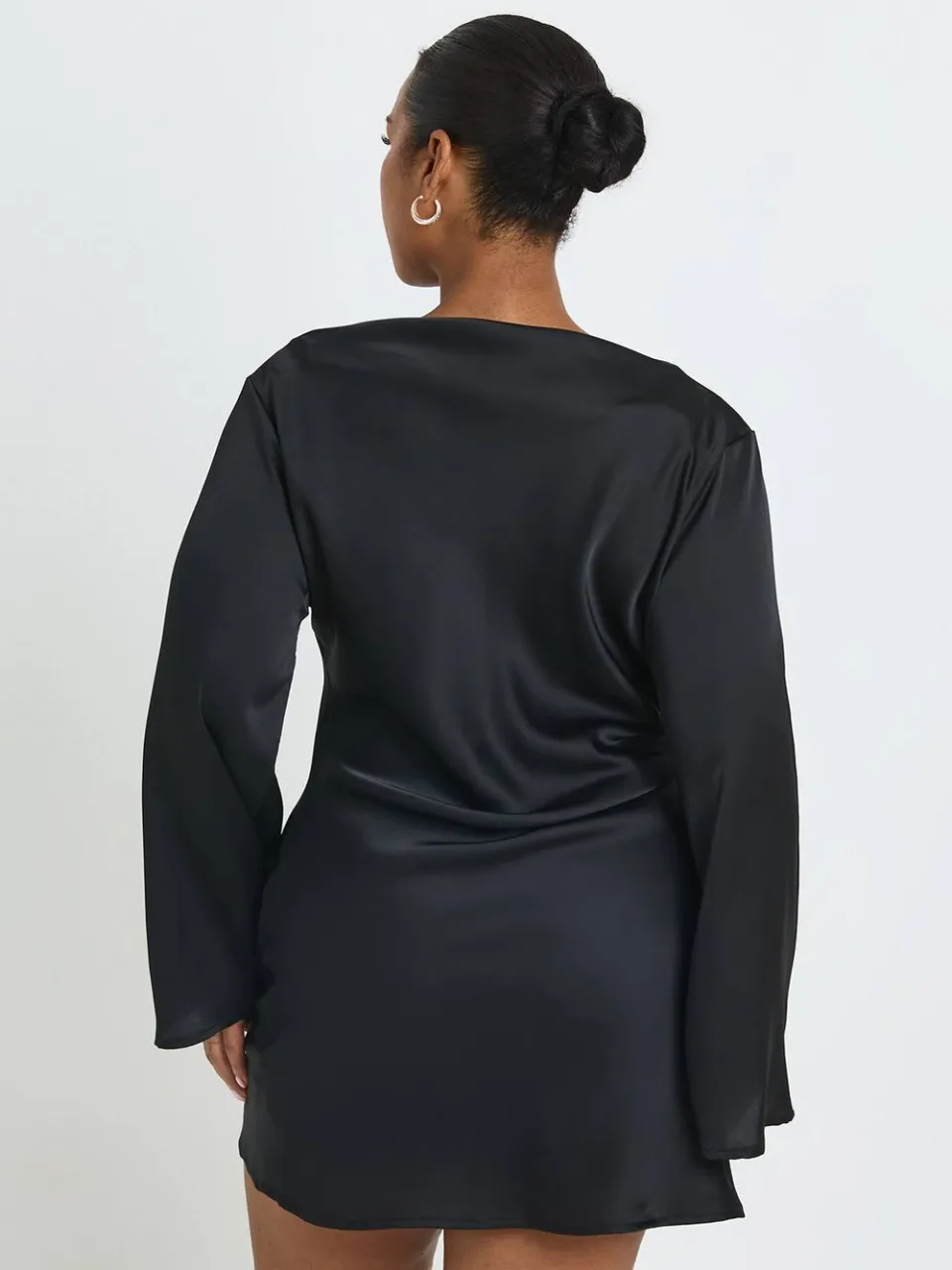 boohoo Dames Plus Satijnen Asymmetrische Halslijn Geplooid Shift Jurk zwart, foto 2