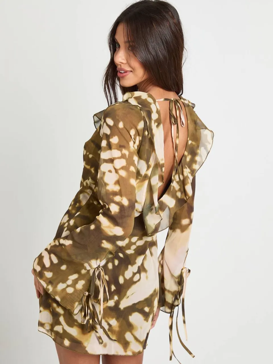 boohoo Dames Abstract chiffon shift-jurk met ruches bruin, foto 2
