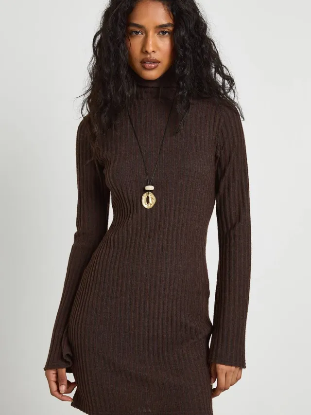 boohoo Dames Geborstelde rib mini-jurk met rolkraag Chocoladebruin