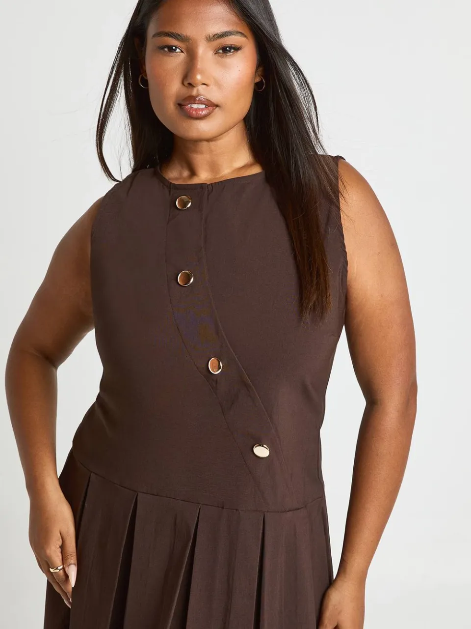 boohoo Dames Plus Asymmetrische Button Down Geplooide Mini-jurk chocoladebruin, foto 4