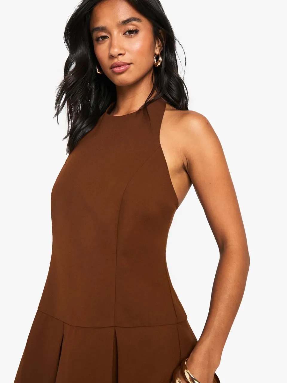 boohoo Dames Petite getailleerde mini-jurk met hoge hals en plooien chocoladebruin, foto 3