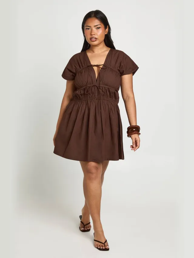 boohoo Dames Plus Katoenen Popeline Gerimpelde Mini Jurk Chocoladebruin