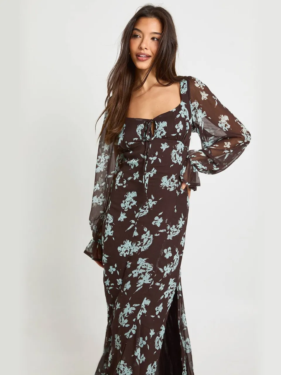 boohoo Dames Bloemrijke gekreukelde chiffon melkmeisje maxi-jurk chocoladebruin, foto 3
