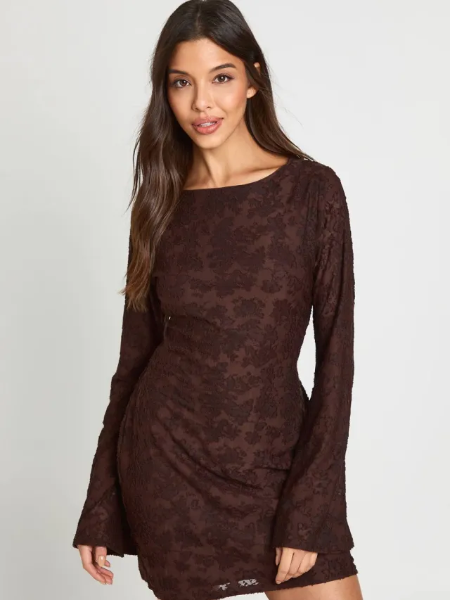 boohoo Dames Burnout Bloemen Open Rug Wijde Mouw Mini Jurk Chocoladebruin