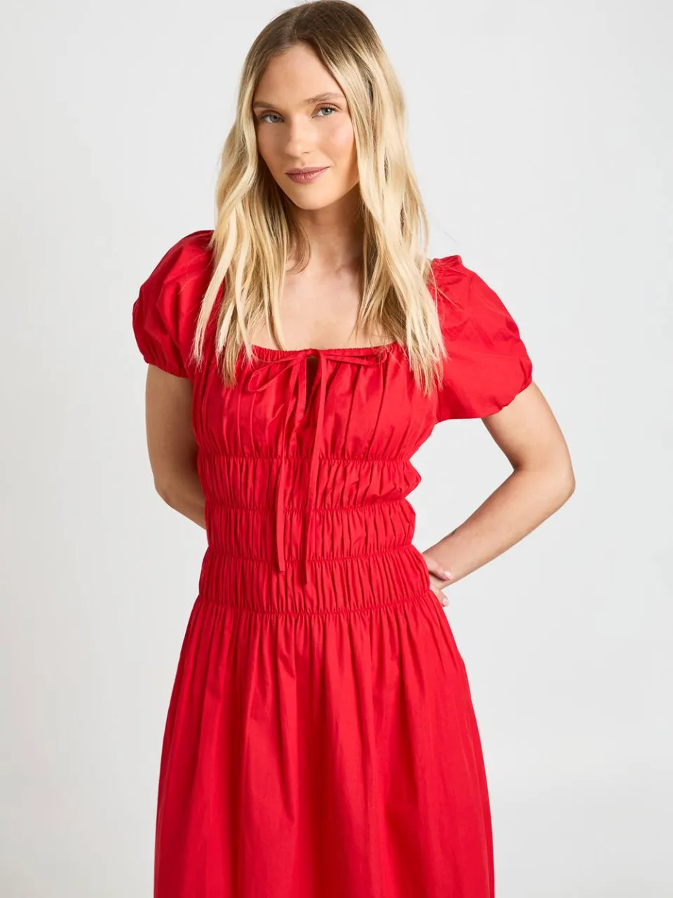 boohoo Dames Petite Katoenen Poplin Gesmockte Lijfje Pofmouw Maxi Jurk rood, foto 2