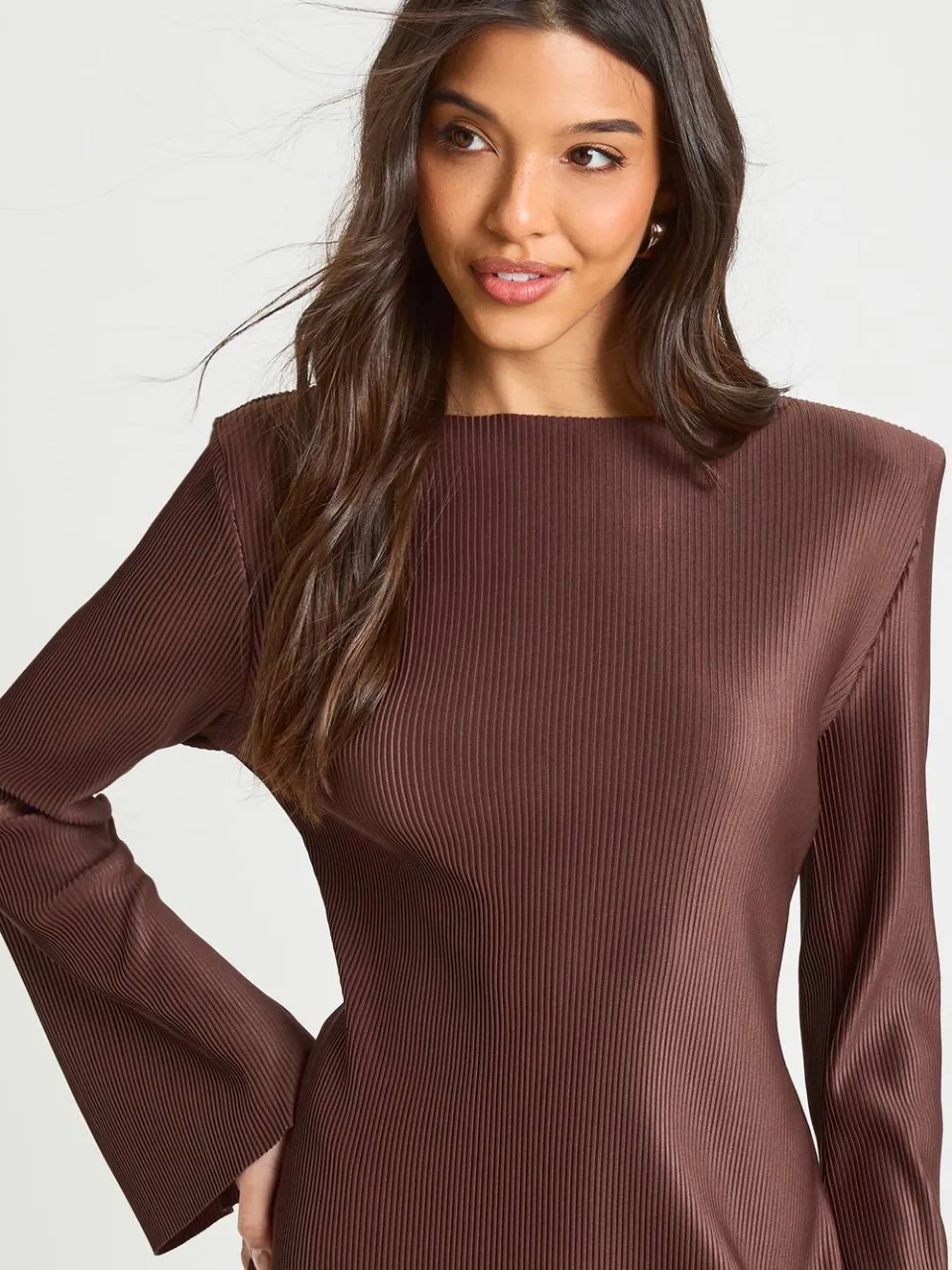 boohoo Dames Plisse mini-jurk met uitlopende mouwen chocoladebruin, foto 4