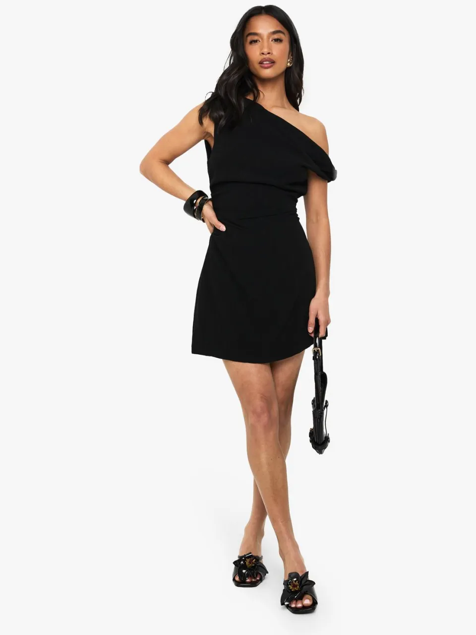 boohoo Dames Petite mini-jurk in linnenlook met drape, twist en bandje zwart, foto 2