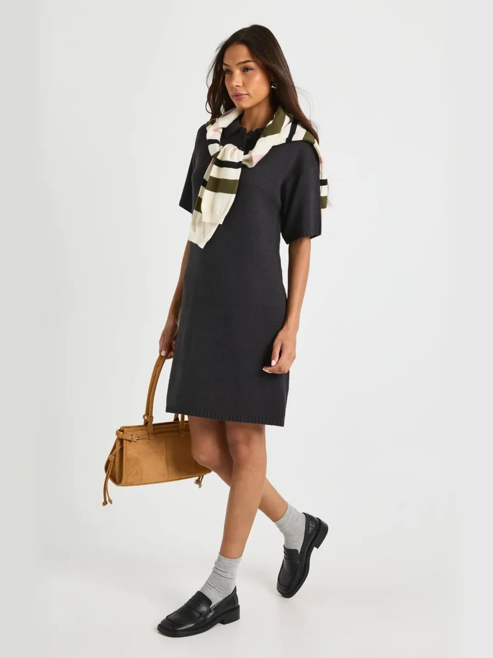 boohoo Dames Lang gesneden oversized gebreide jurk met hoge kraag en knoopsluiting houtskool, foto 2