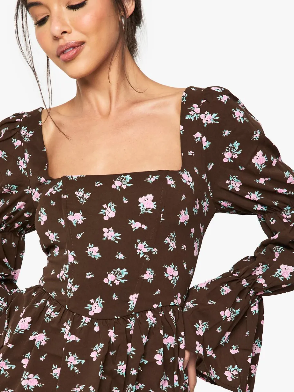 boohoo Dames Corset Bloemenprint Puff Mouw Melkvrouw Schaatsjurk bruin, foto 4