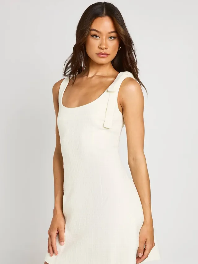 boohoo Dames Tall Boucle Mini-jurk Met Ronde Hals En Getailleerde Pasvorm Crème
