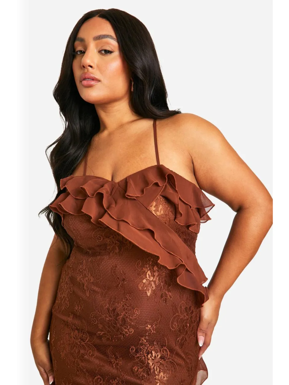 boohoo Dames Plus Lace Frill Asymmetric Midaxi Jurk chocoladebruin, foto 3