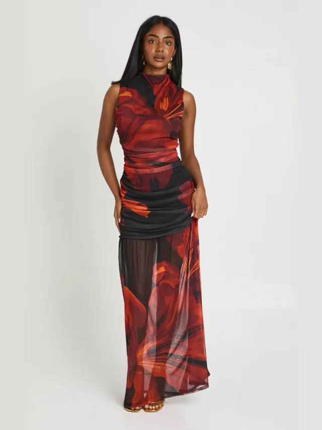 boohoo Dames Maxi Jurk Met Grote Bloemenprint En Geplooid Lijfje Rood