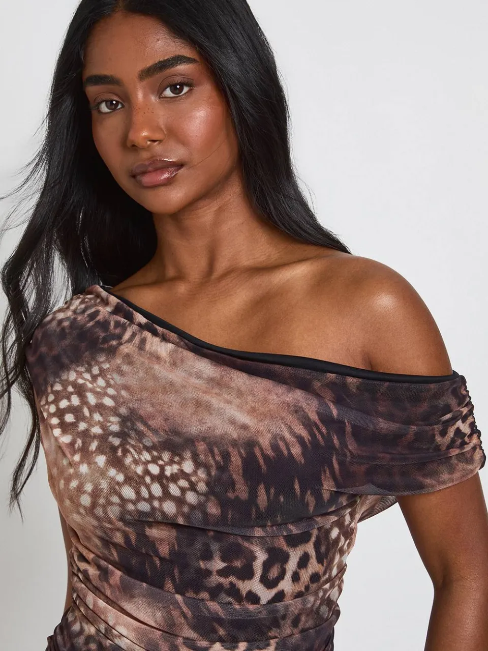 boohoo Dames Getailleerde Mini-jurk Met Ton-sur-ton Dierenprint En Plooien camel, foto 4