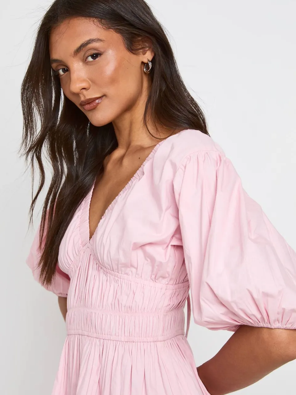 boohoo Dames Katoenen Poplin Mini-jurk Met Gesmockt Lijfje, V-hals En Pofmouwen baby roze, foto 4
