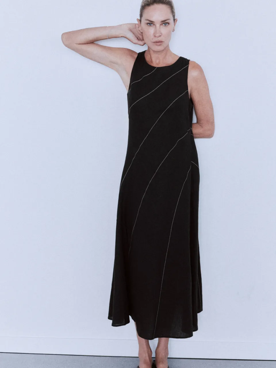 Mango midi zomerjurk met open rug en linnen - zwart, foto 3