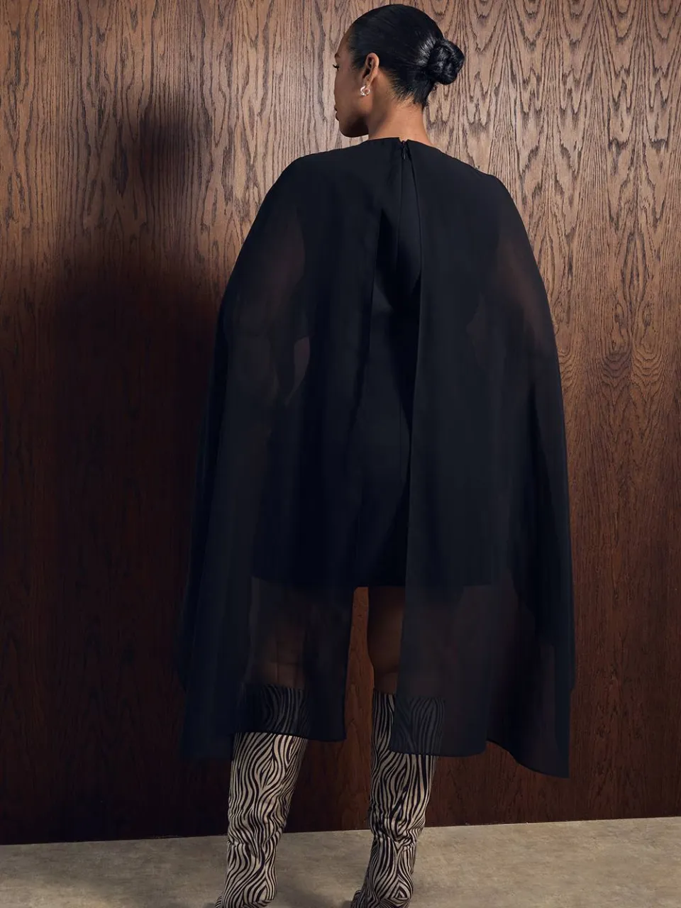 boohoo Dames Plus Chiffon Cape Gestructureerde Mini Jurk zwart, foto 3