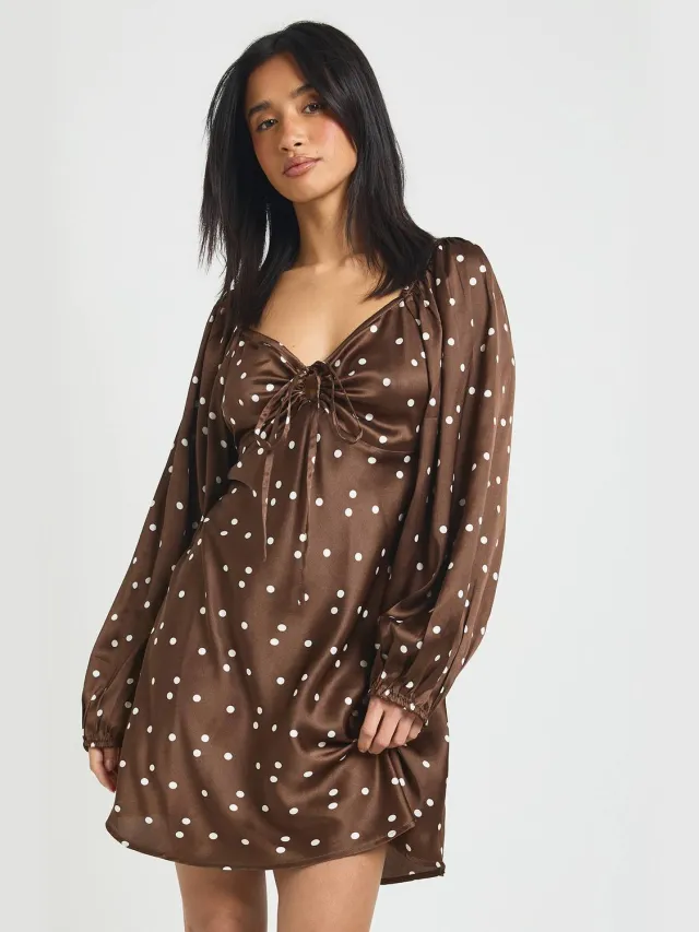 boohoo Dames Petite Polkadot Volumineuze Mouwen Satijnen Mini Jurk Chocoladebruin