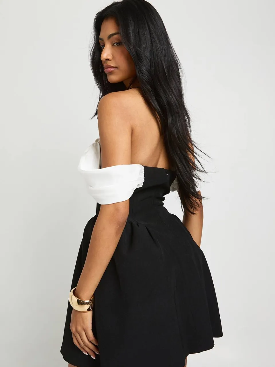boohoo Dames Contrasterende drape detail mini skaterjurk zwart, foto 2