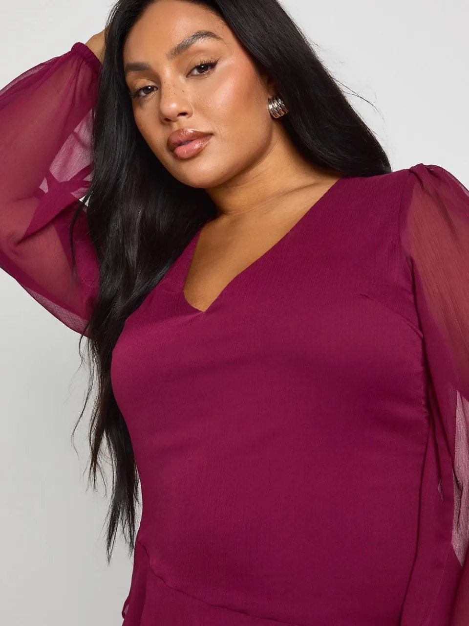 boohoo Dames Plus chiffon maxi-jurk met ruches bordeaux rood, foto 2