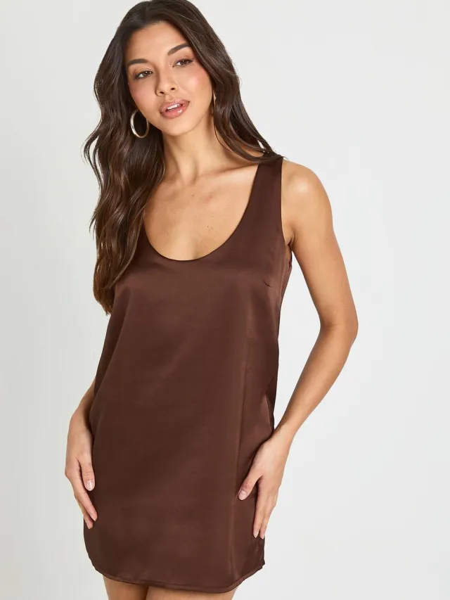 boohoo Dames Basic Satijnen Mini-jurk Met Diepe Hals En Dunne Bandjes Chocoladebruin