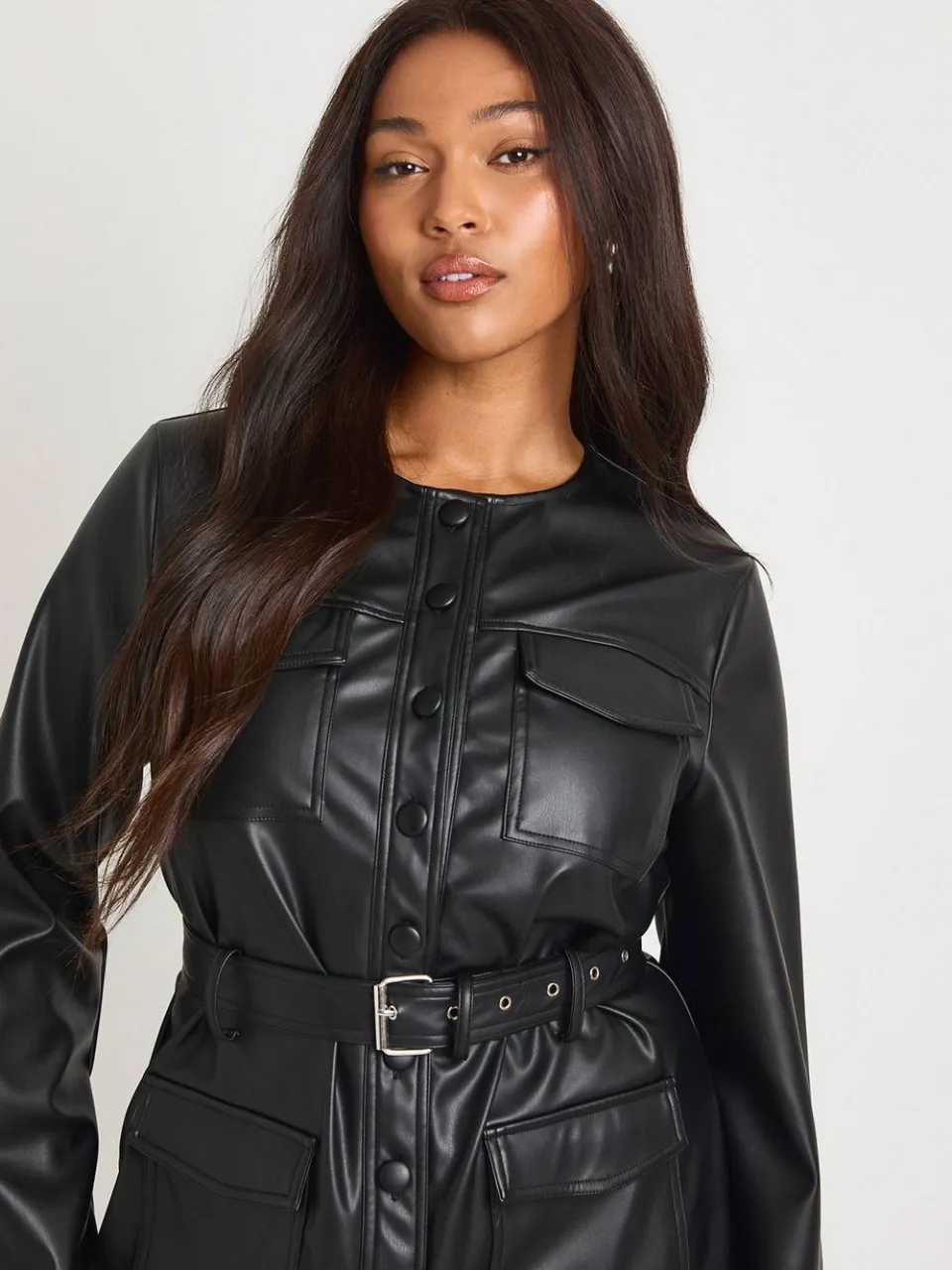 boohoo Dames Plus PU kraagloze lange mouw mini-jurk met riem zwart, foto 4