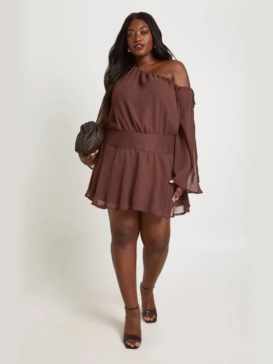 boohoo Dames Plus Size Chiffon Asymmetrische Skater Jurk chocoladebruin, foto 3