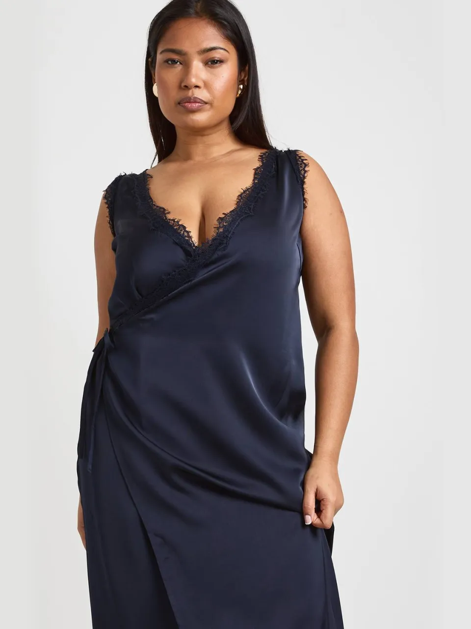 boohoo Dames Plus Kanten Rand Wikkel Satijn Maxi Jurk marineblauw, foto 3
