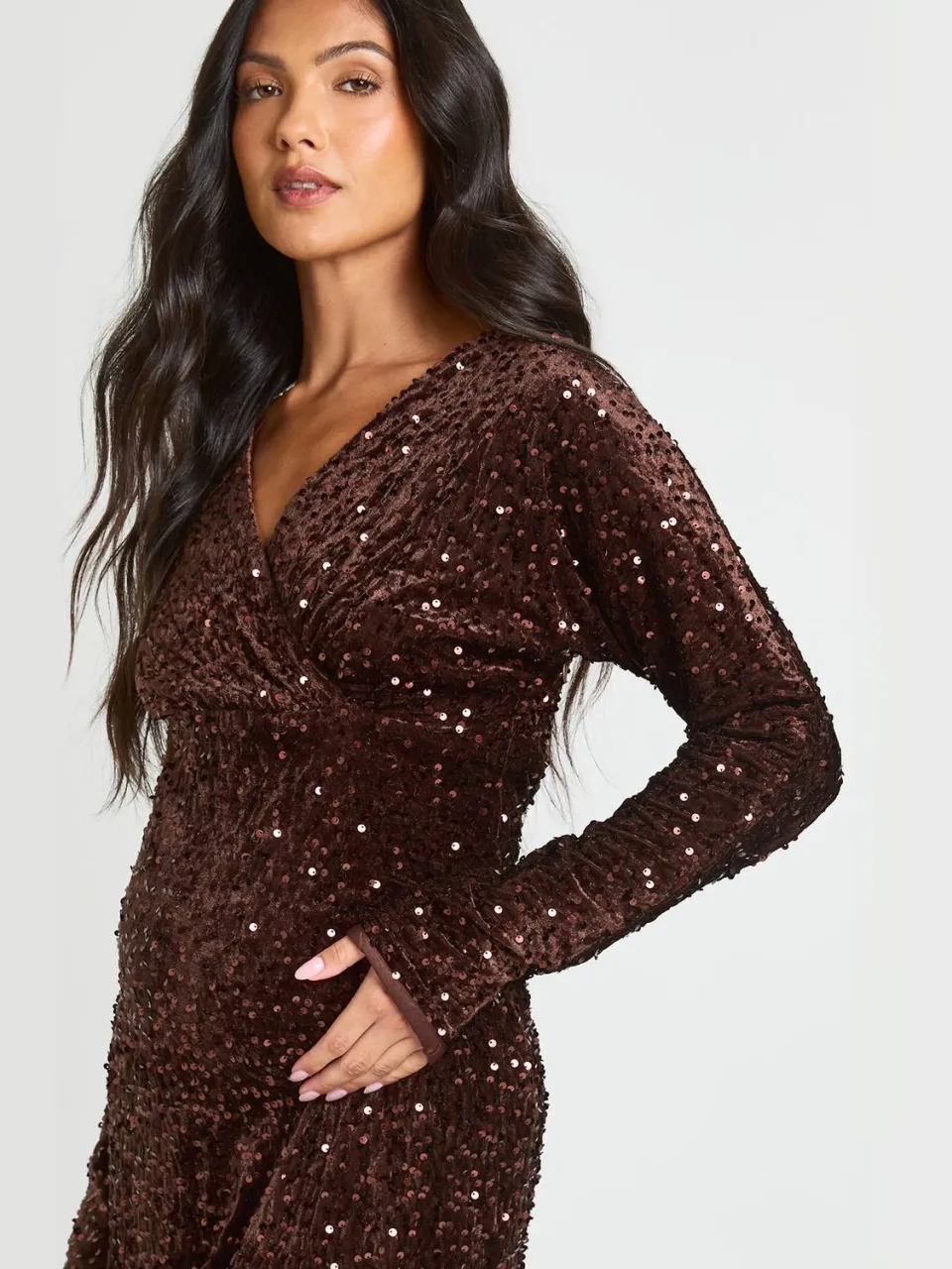 boohoo Dames Zwangerschaps Fluwelen Pailletten Wikkel Midi Jurk chocoladebruin, foto 2