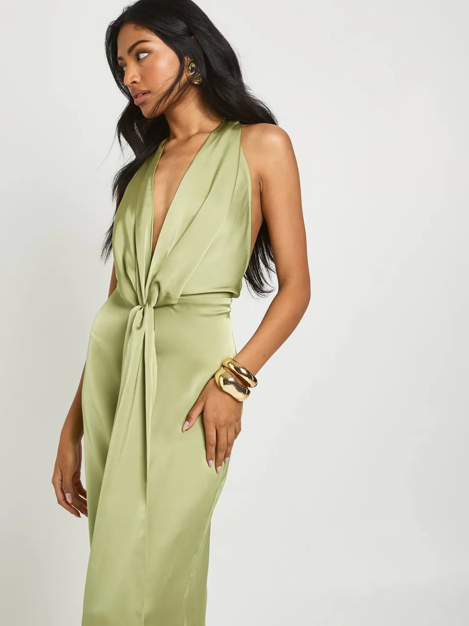 boohoo Dames Satijn halternek maxi jurk met diepe V-hals en gedrapeerd detail olijf, foto 2