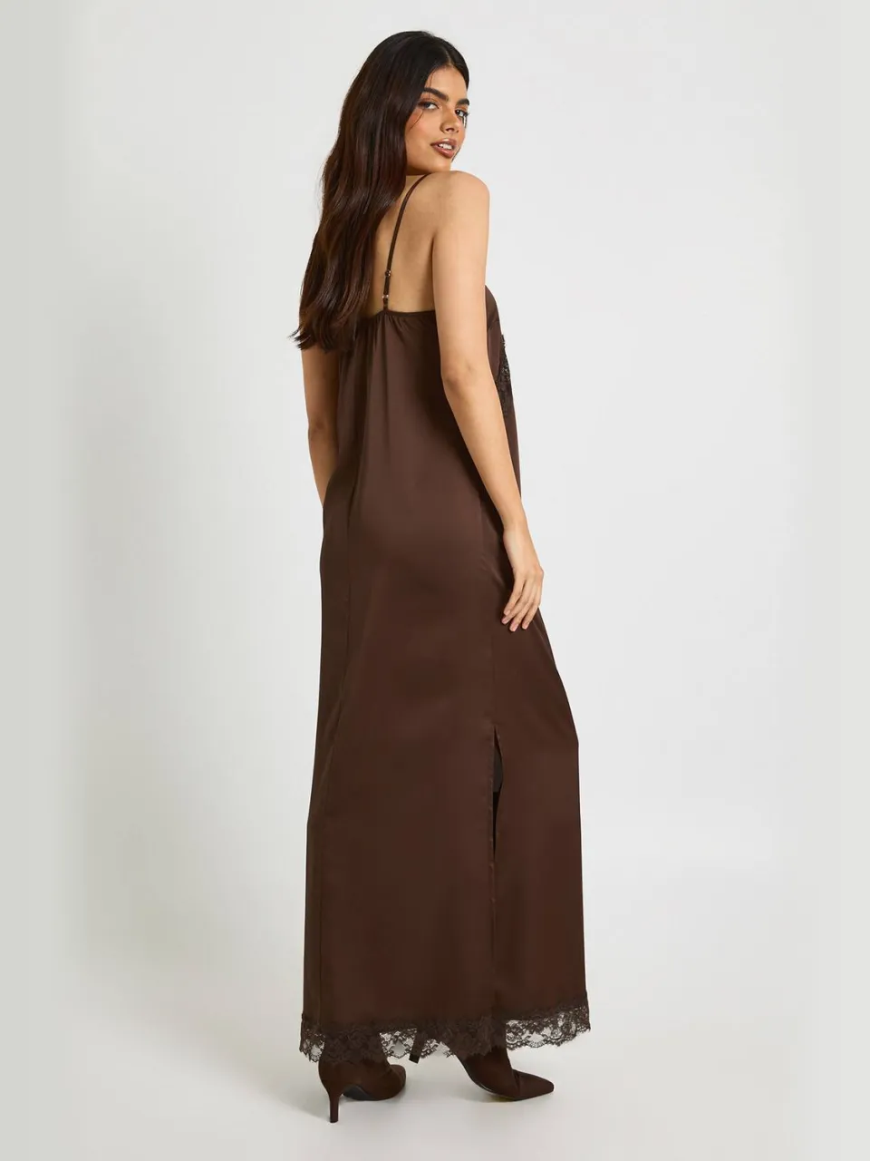 boohoo Dames Satijn Kant Mix Kolom Maxi Jurk chocoladebruin, foto 2